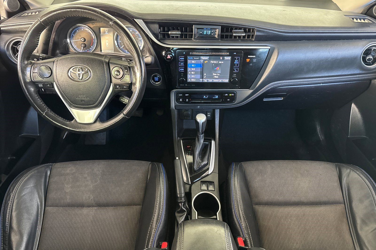 Used 2017 Toyota Corolla SE w/ SE Premium Package image 27