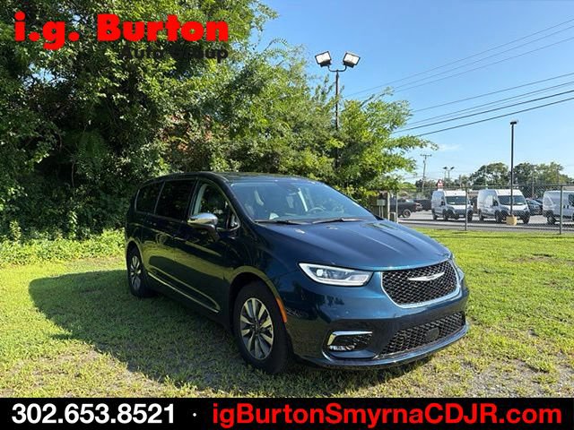 Used 2023 Chrysler Pacifica Limited FWD image 3