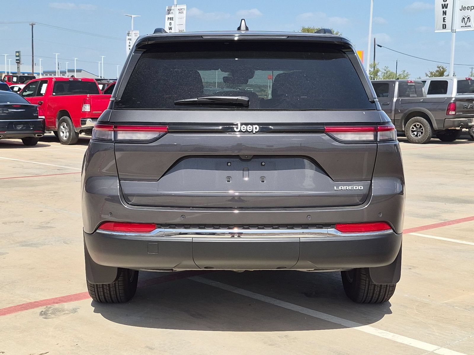 Used 2025 Jeep Grand Cherokee Laredo RWD image 4