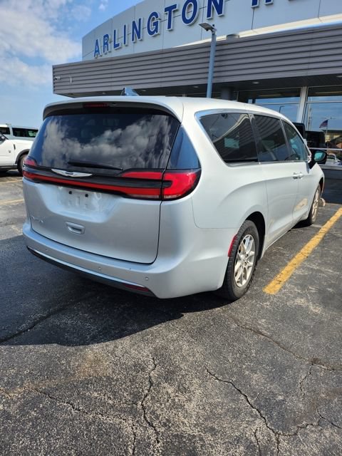 Used 2024 Chrysler Pacifica Touring-L FWD image 10