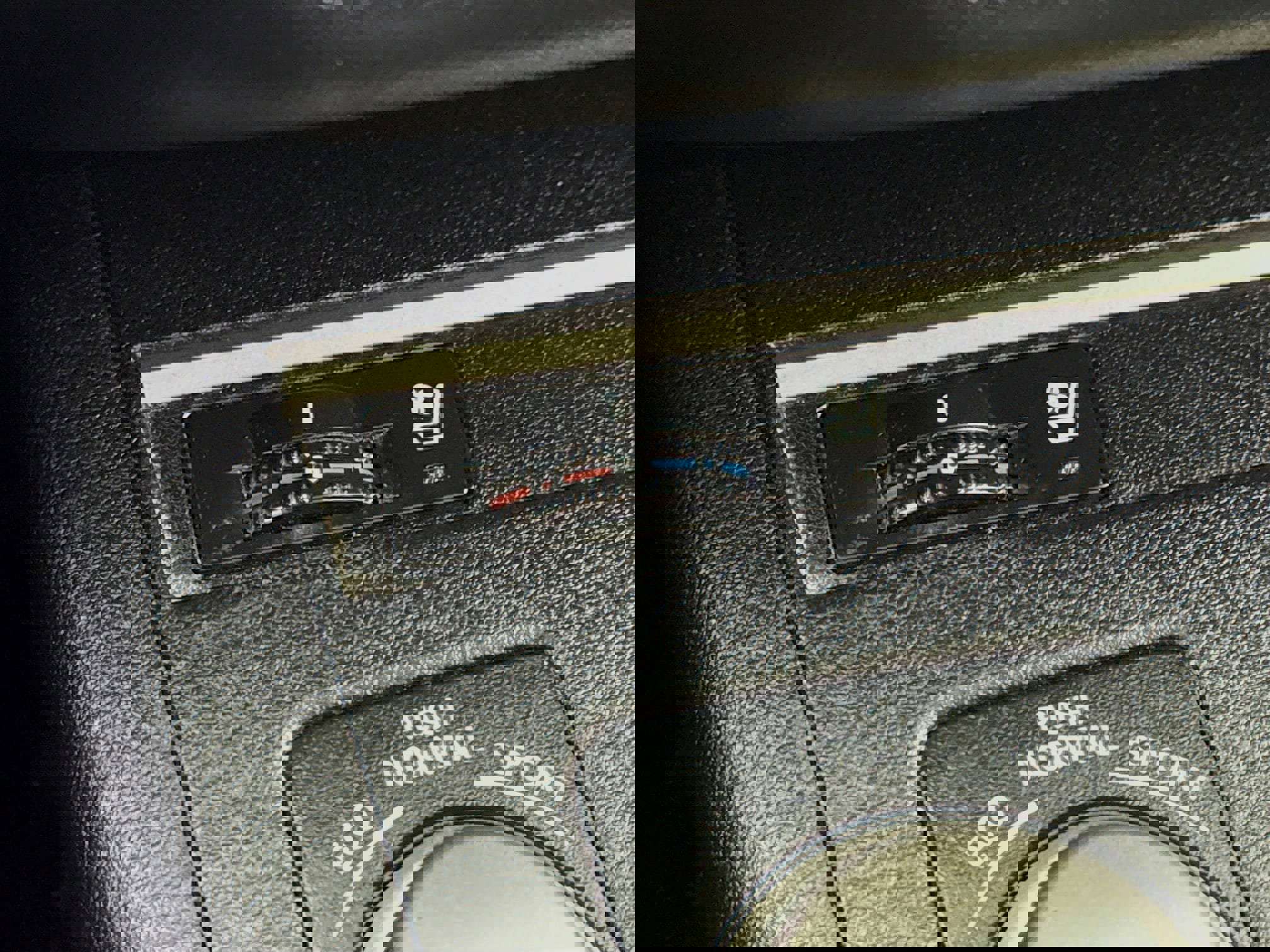 Used 2014 Lexus ES 300h w/ Premium Package w/Bamboo Trim FWD image 4