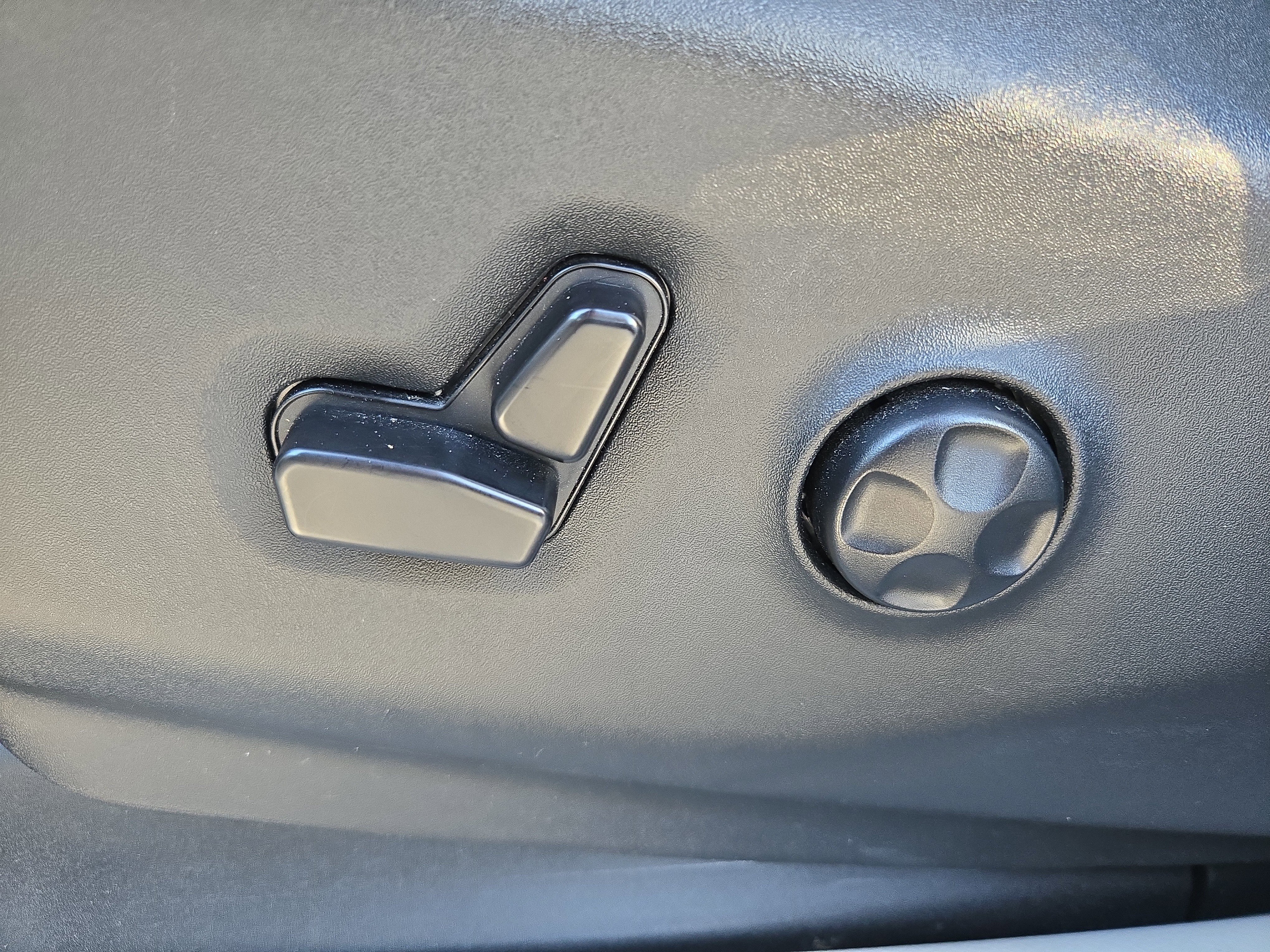 Used 2024 Chrysler Pacifica Touring-L image 14