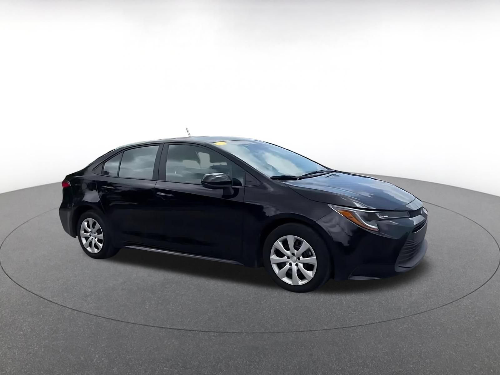 Used 2025 Toyota Corolla LE FWD image 2
