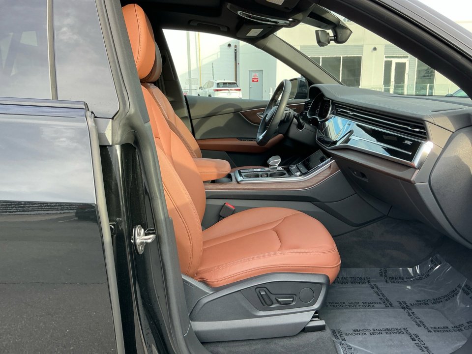 Used 2025 Audi Q8 Premium image 21