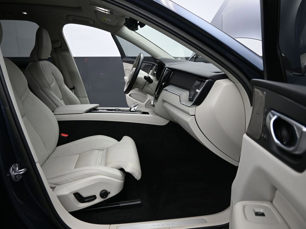 Certified 2023 Volvo XC60 B5 Ultimate w/ Protection Package Premier image 15