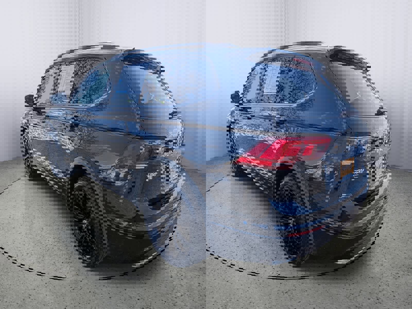 Used 2021 Volkswagen Tiguan SE R-Line image 4