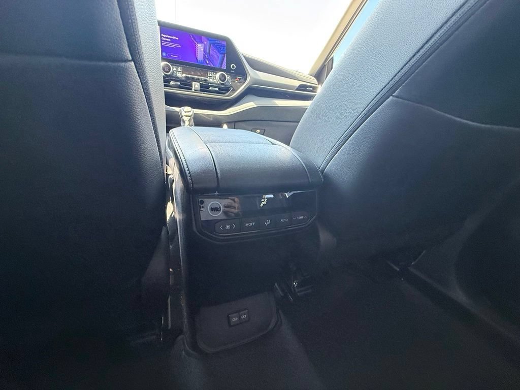 Used 2024 Toyota Highlander XLE FWD image 15