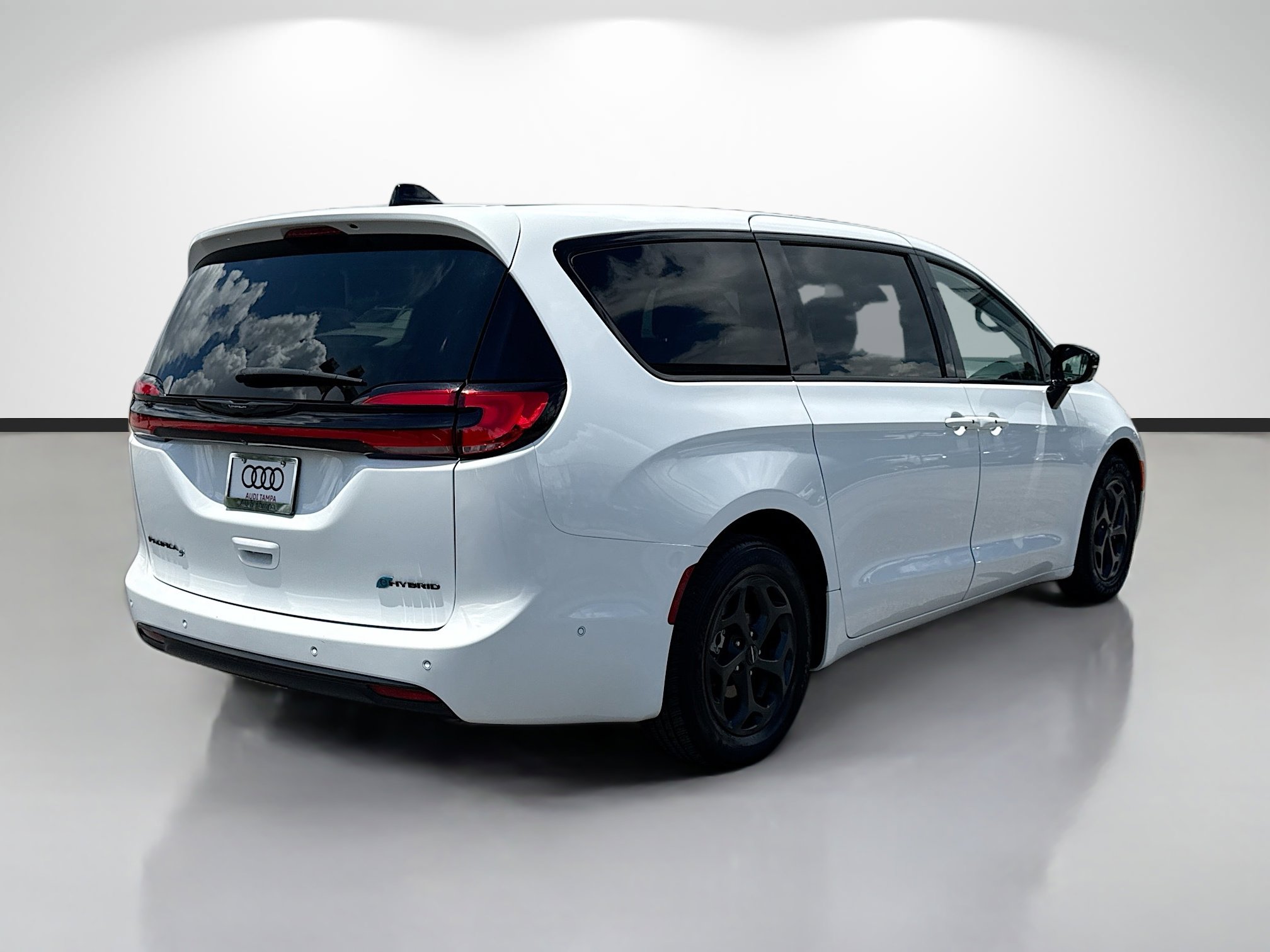 Used 2024 Chrysler Pacifica Limited FWD image 3
