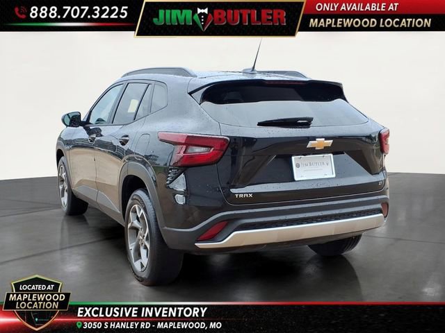 Used 2026 Chevrolet Trax LT FWD image 2