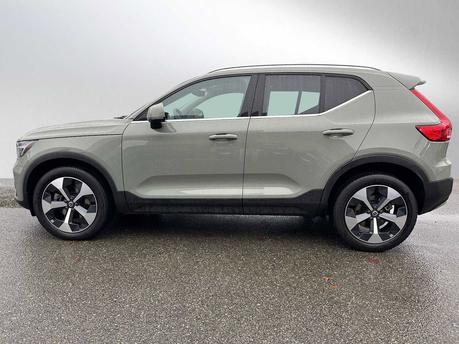 Certified 2023 Volvo XC40 B5 Plus w/ Protection Package Premier image 6
