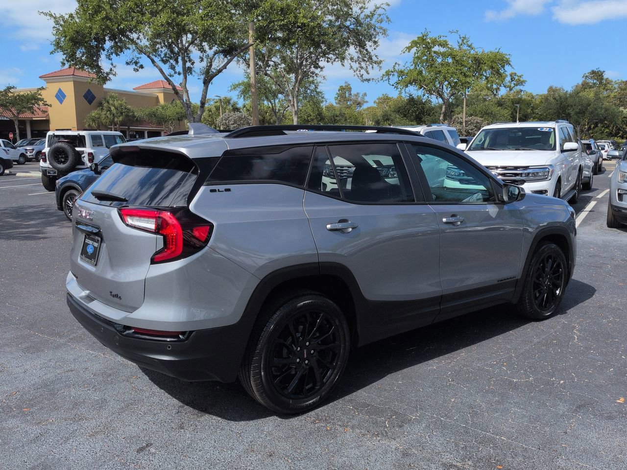 Used 2024 GMC Terrain SLE w/ Driver Convenience Package FWD image 4