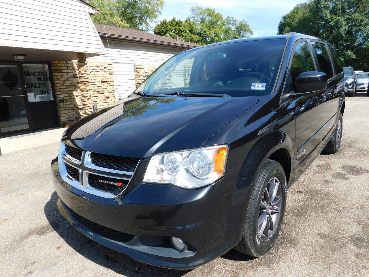Used 2017 Dodge Grand Caravan SXT image 11