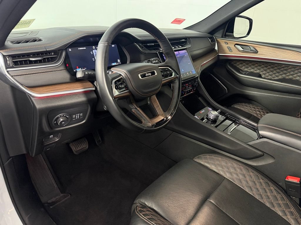 Used 2025 Jeep Grand Cherokee Summit w/ Obsidian Package AWD/4WD image 12
