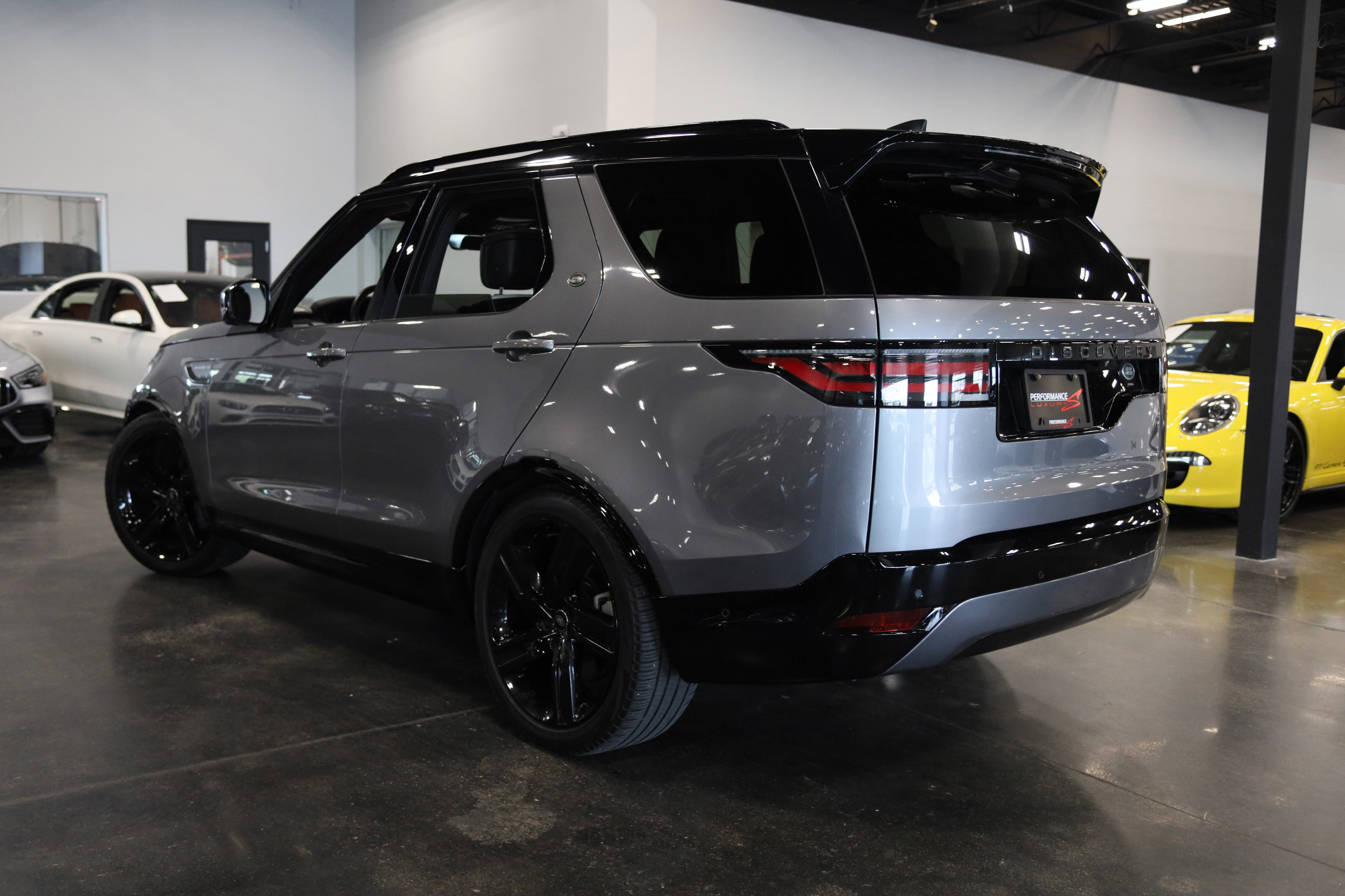 Used 2023 Land Rover Discovery S R-Dynamic AWD/4WD image 4