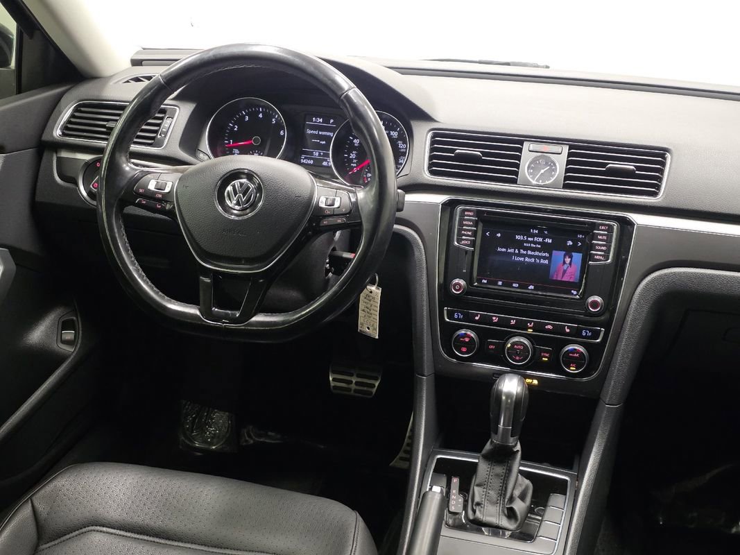 Used 2017 Volkswagen Passat 1.8T R-Line w/ R-Line Lighting Package image 5