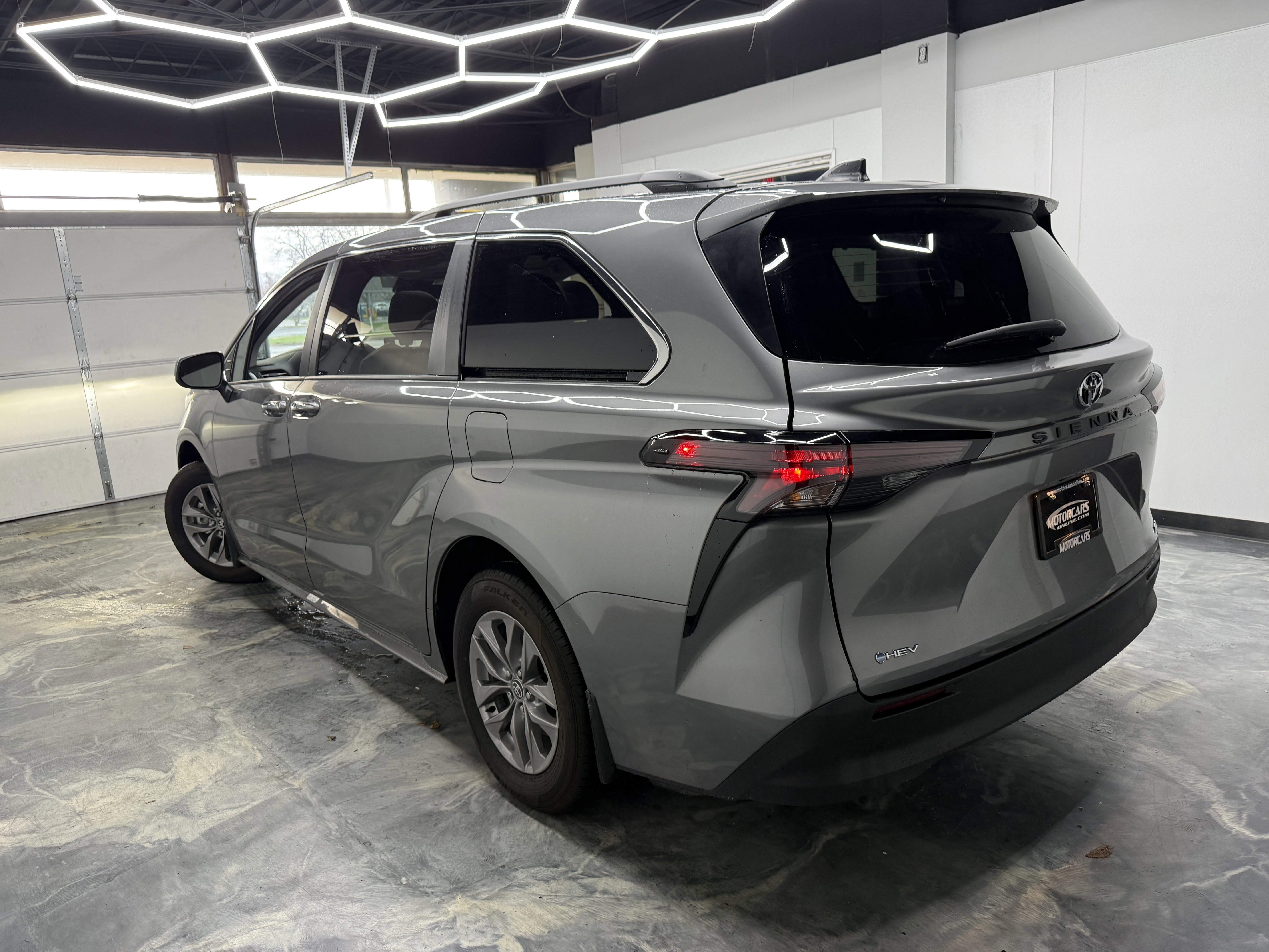 Used 2026 Toyota Sienna XLE image 3