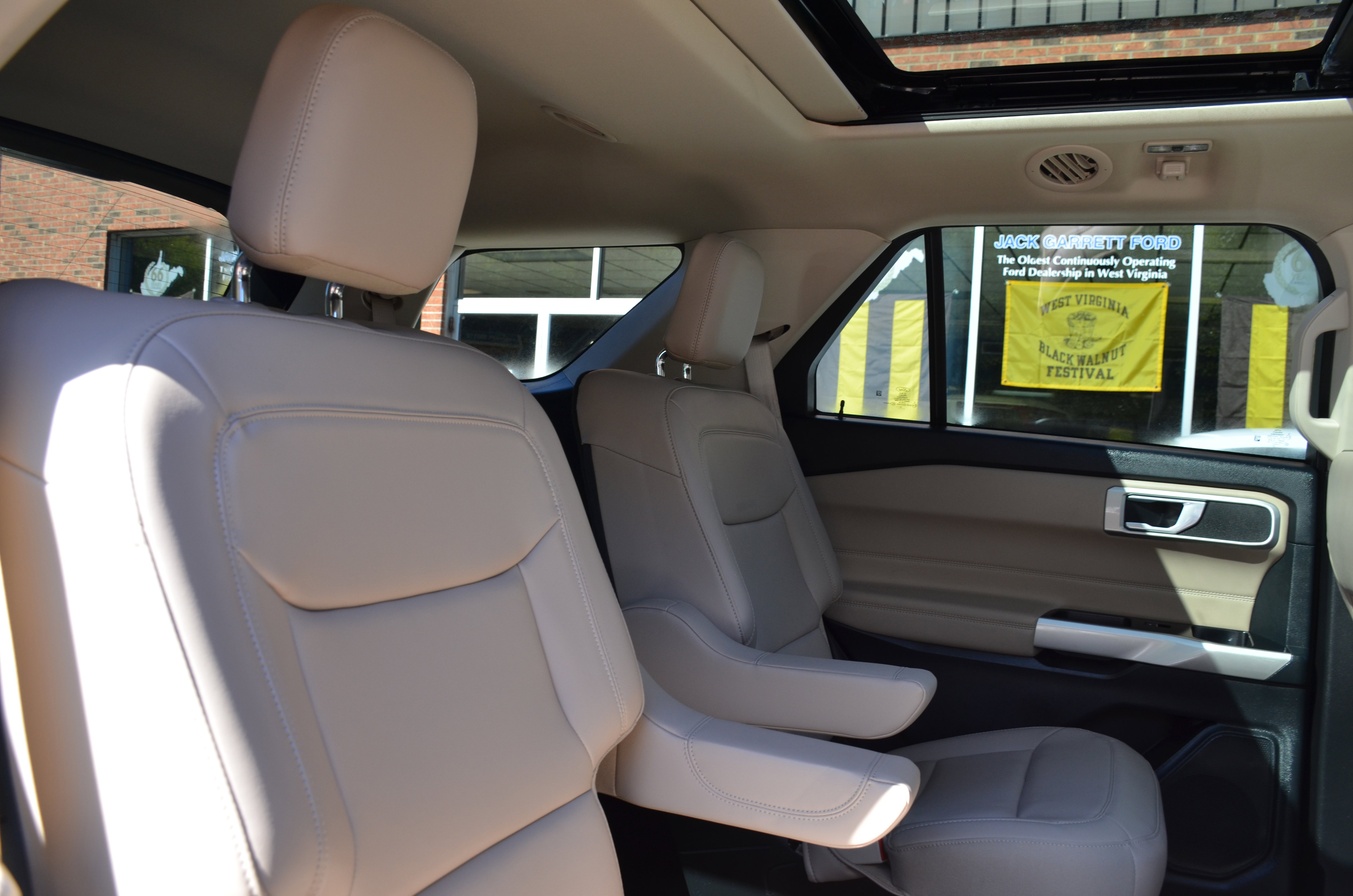 Used 2022 Ford Explorer XLT w/ Equipment Group 202A image 23