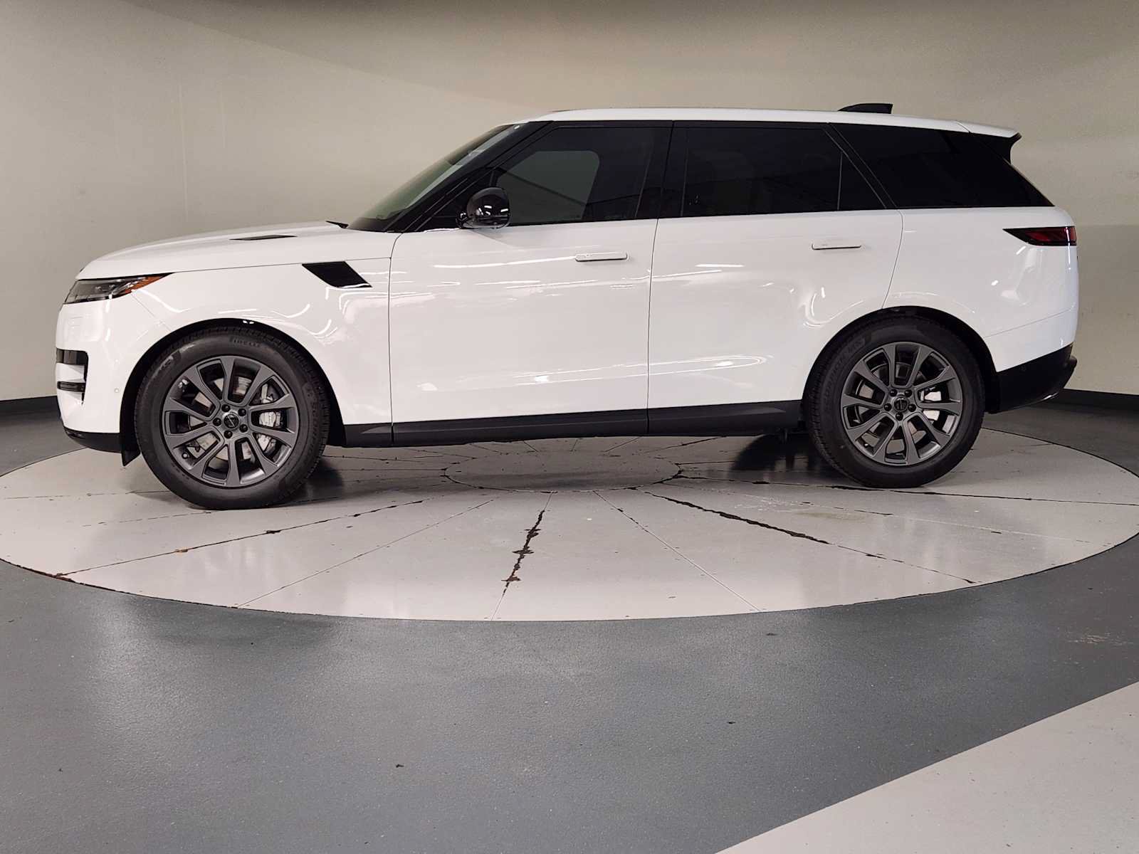 Used 2026 Land Rover Range Rover Sport SE AWD/4WD image 5