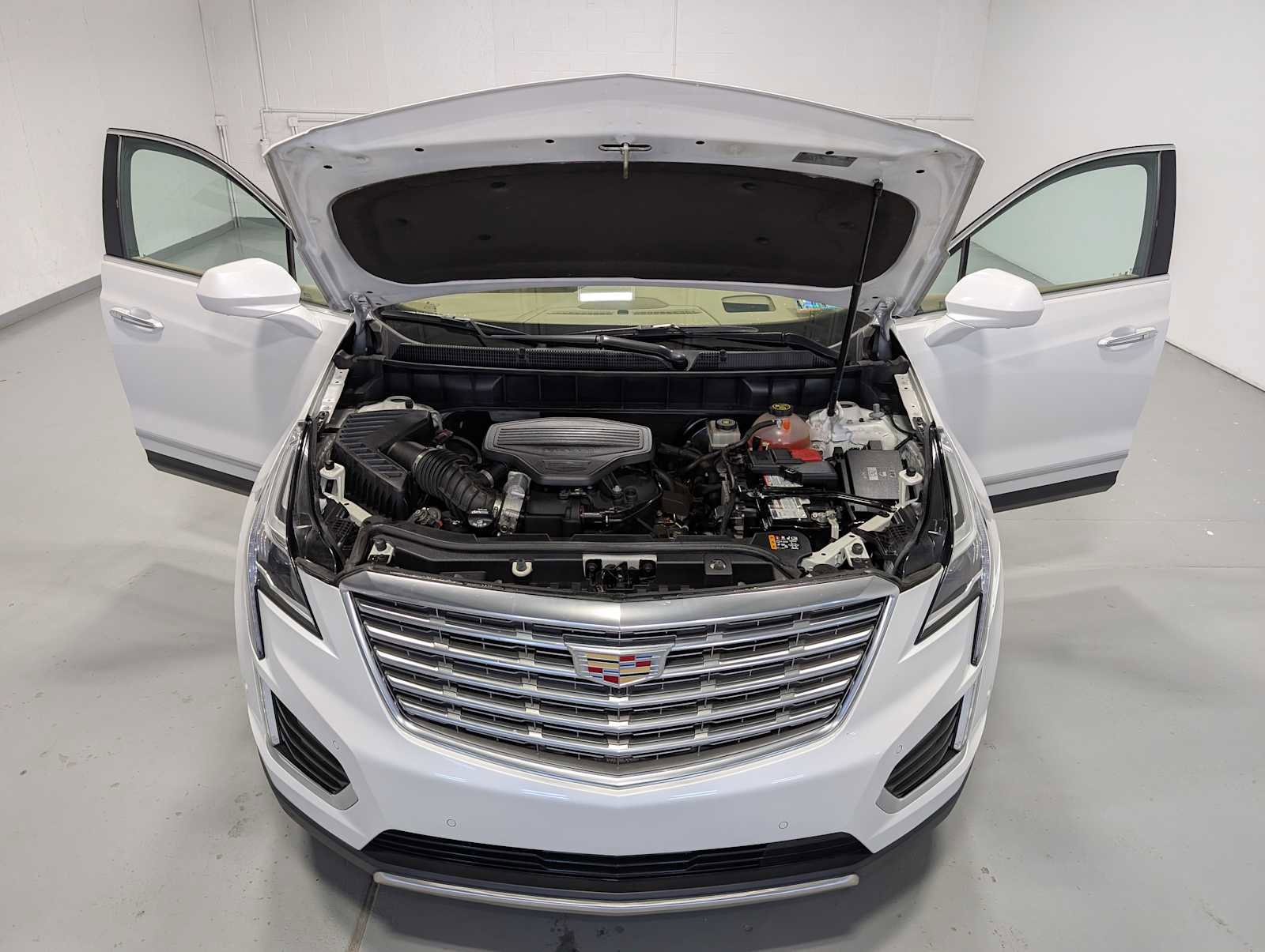 Used 2018 Cadillac XT5 Platinum w/ Driver Assist Package AWD/4WD image 13