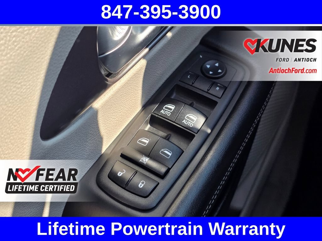 Used 2023 Chrysler Pacifica Touring-L FWD image 37