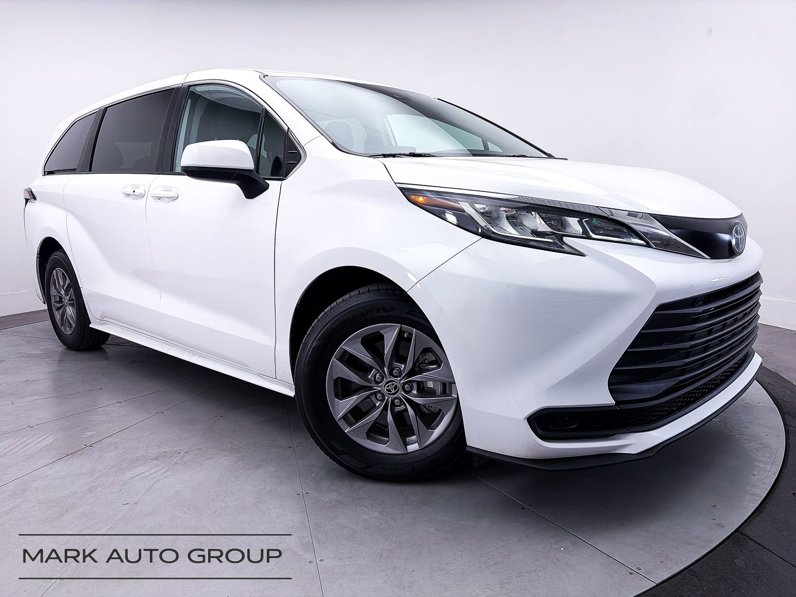 Used 2022 Toyota Sienna LE FWD image 1