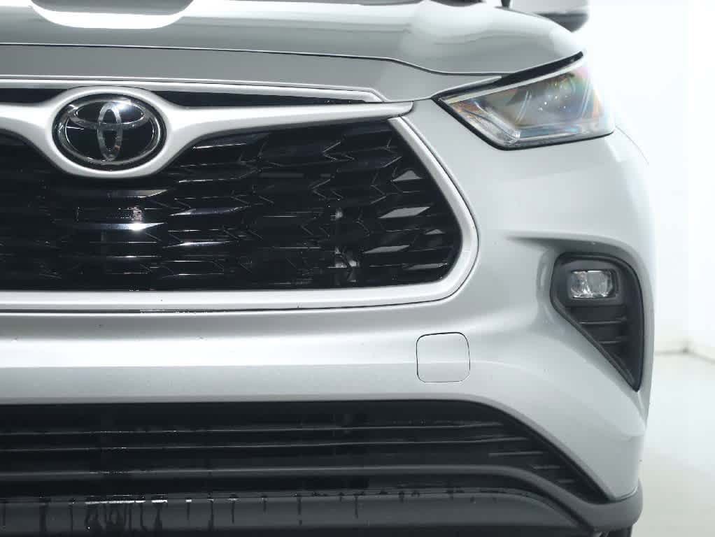 Used 2023 Toyota Highlander LE AWD/4WD image 7