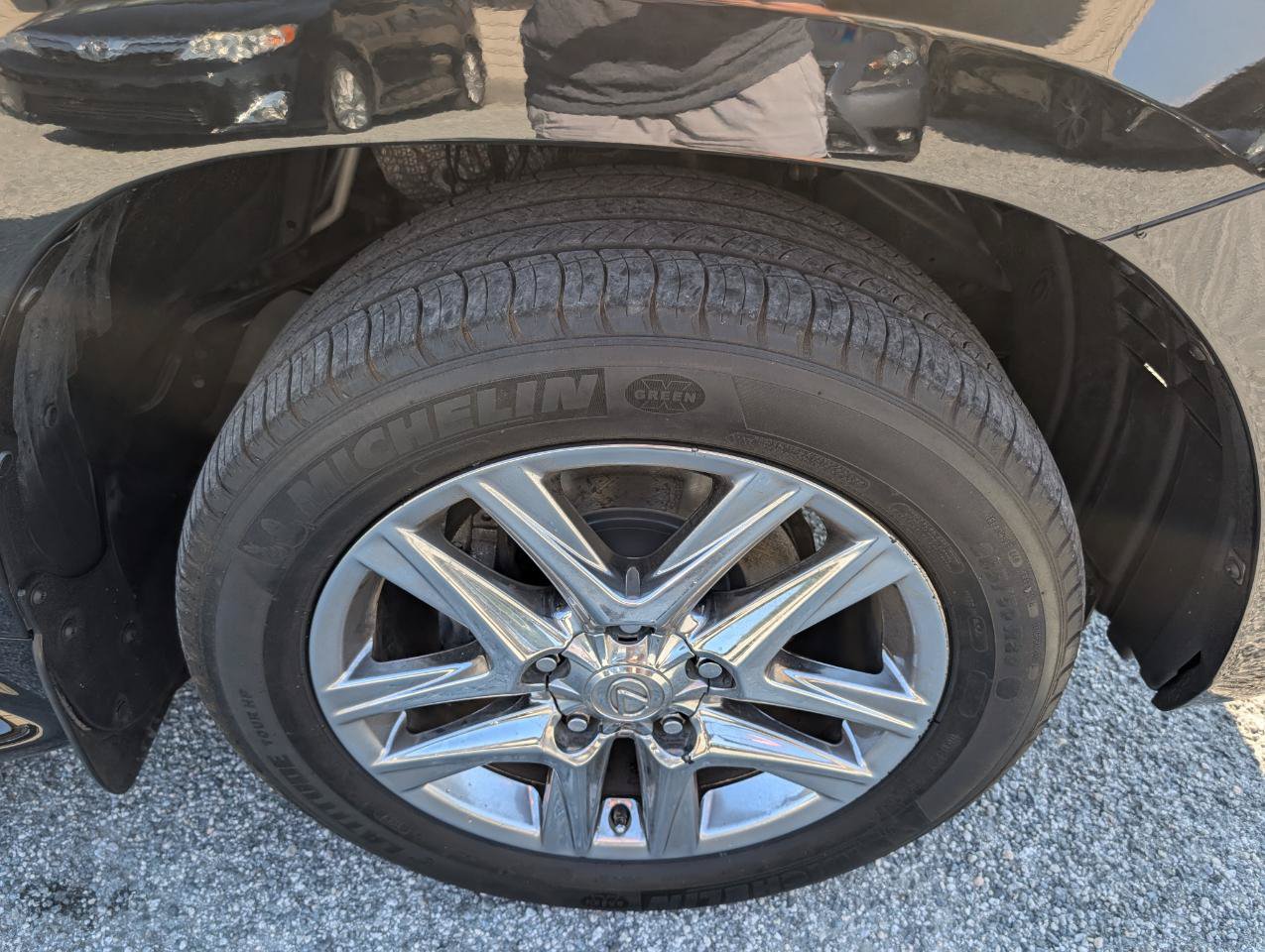 Used 2013 Lexus LX 570 4WD w/ Luxury Pkg w/Pre-crash image 4