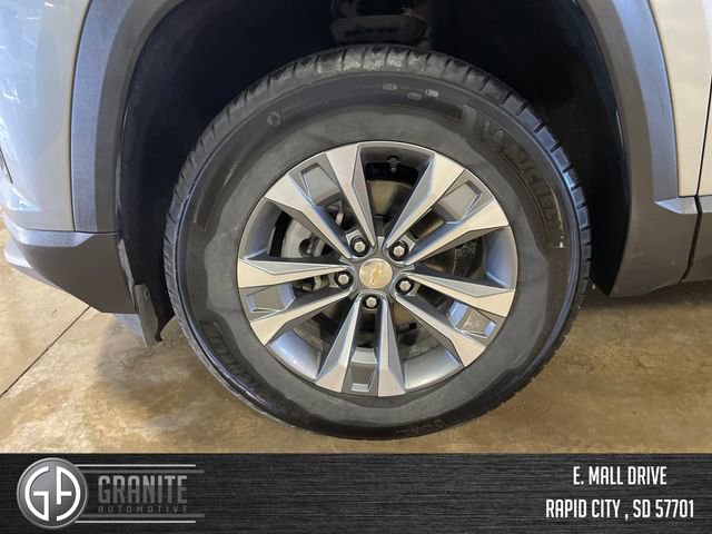 Used 2025 Chevrolet Equinox LT w/ Convenience Package II image 2