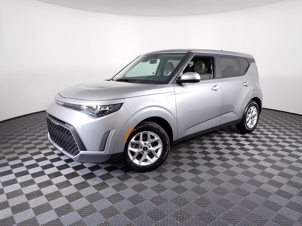Used 2025 Kia Soul LX w/ LX Technology Package FWD image 11