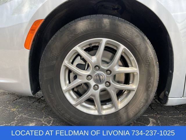 Used 2024 Chrysler Pacifica Touring-L FWD image 31