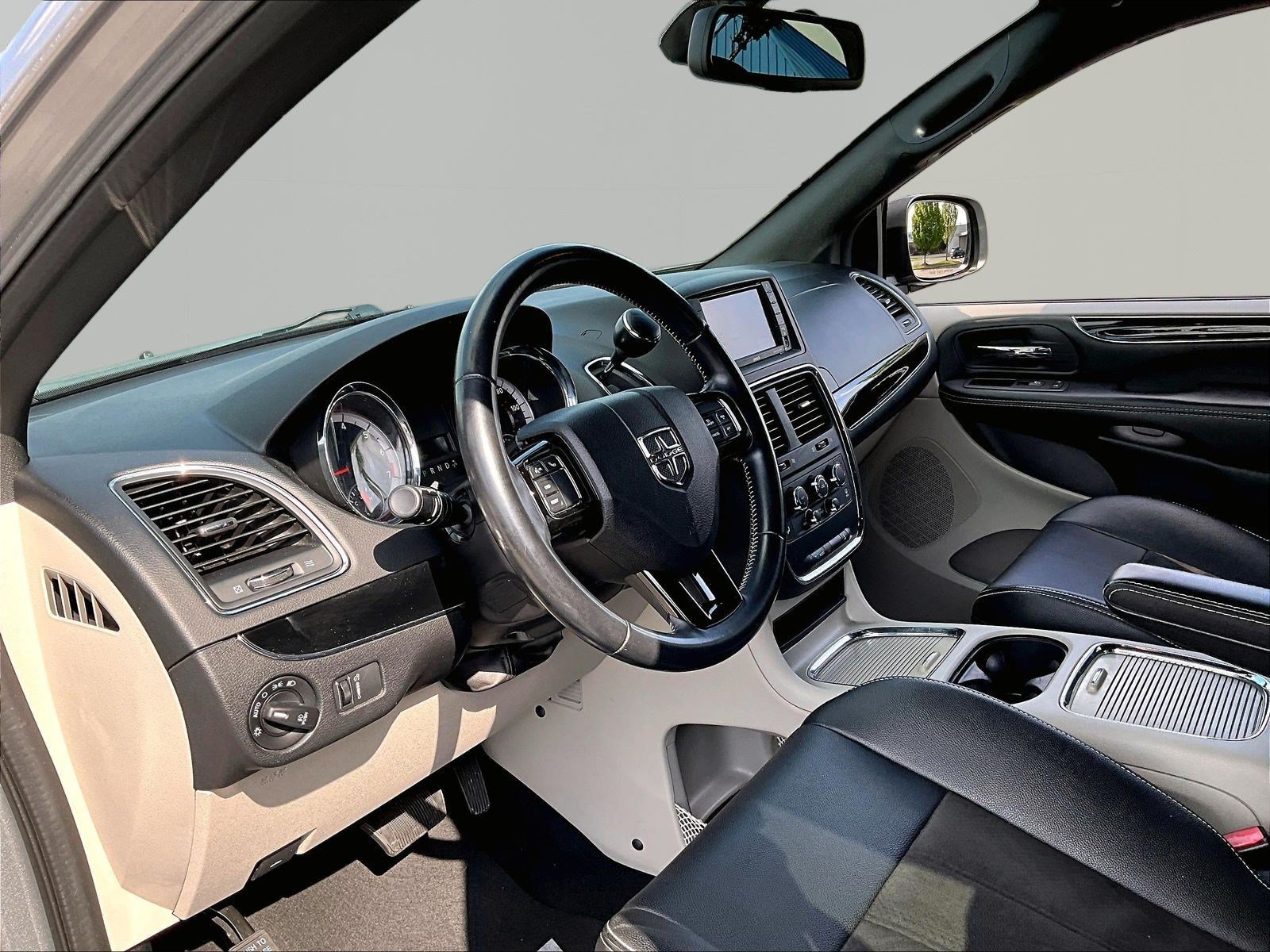 Used 2020 Dodge Grand Caravan SXT FWD image 17