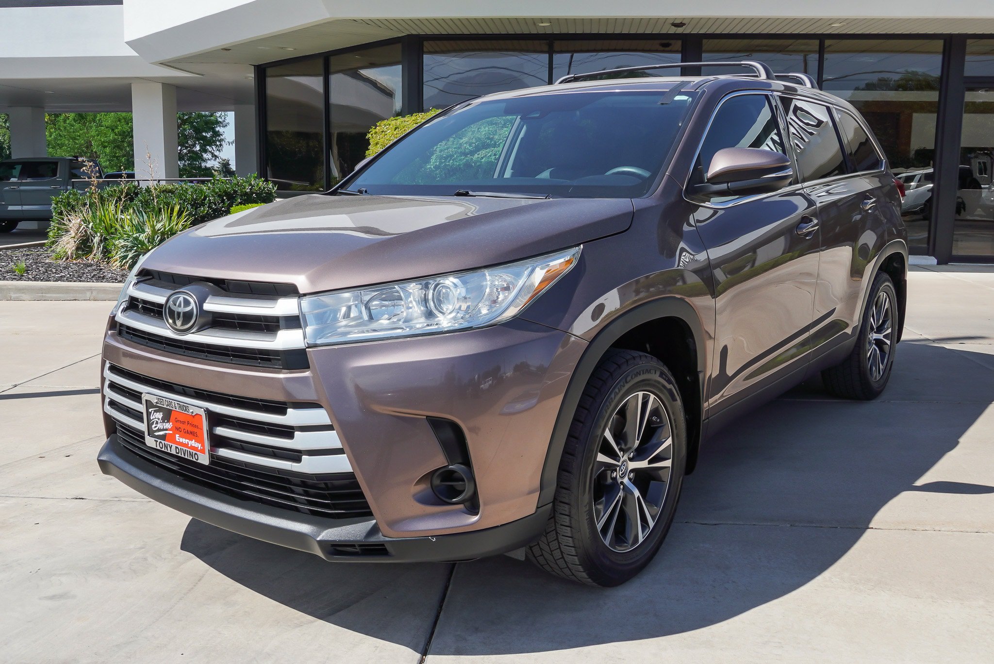 Used 2019 Toyota Highlander LE AWD/4WD image 4
