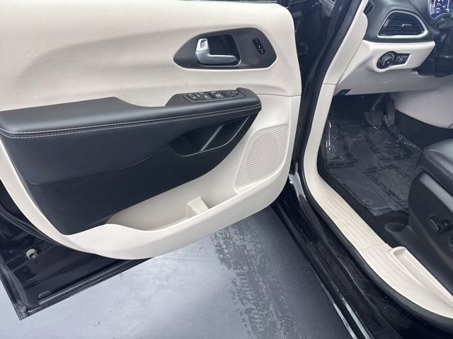 Used 2024 Chrysler Pacifica Touring-L image 33