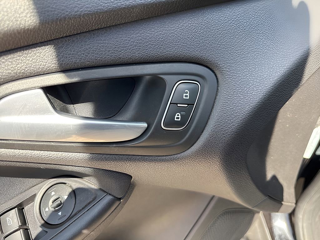 Used 2018 Ford Focus SE w/ SE Appearance Package FWD image 15