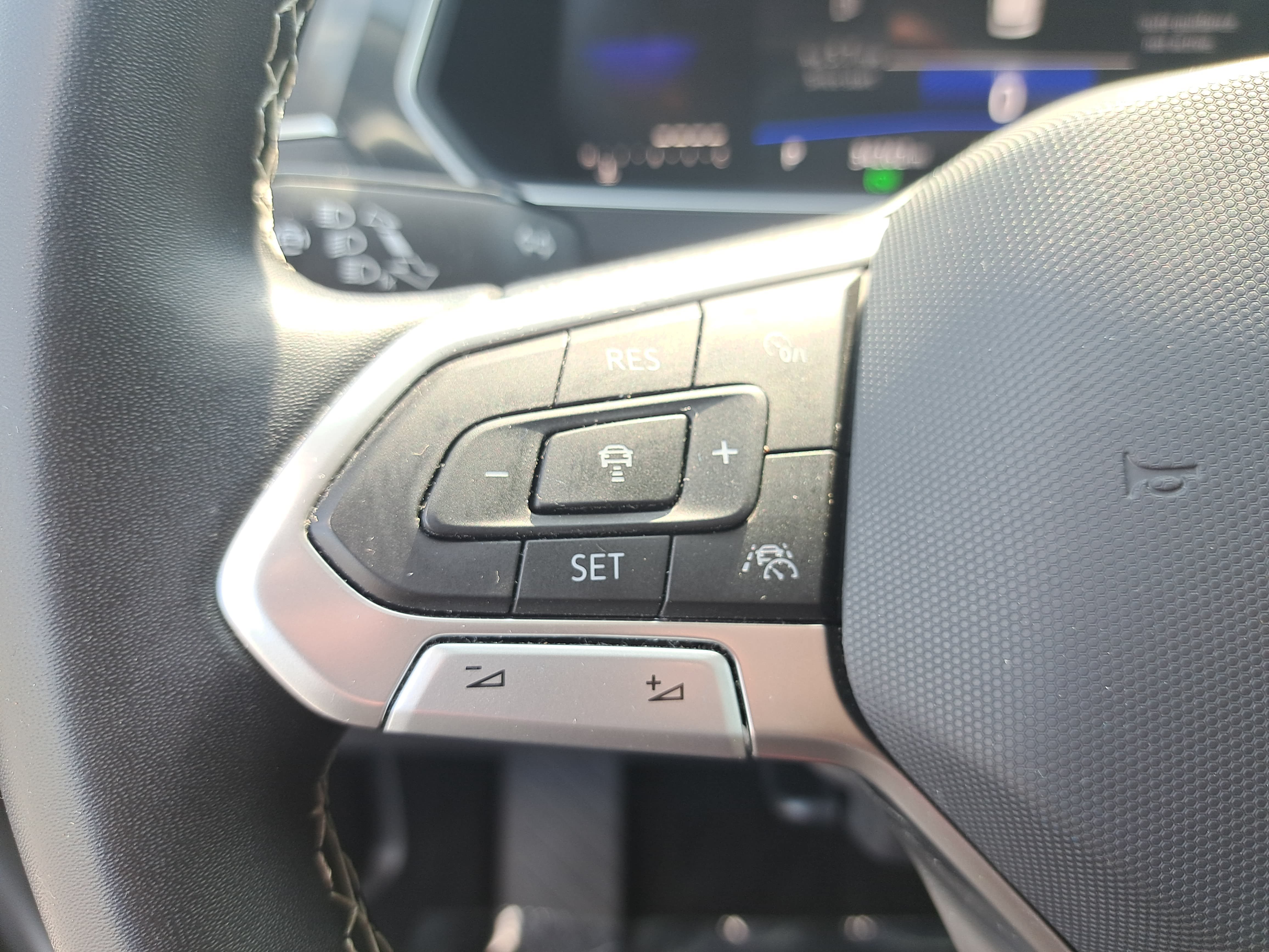 Certified 2023 Volkswagen Tiguan SE w/ Panoramic Sunroof Package AWD/4WD image 17