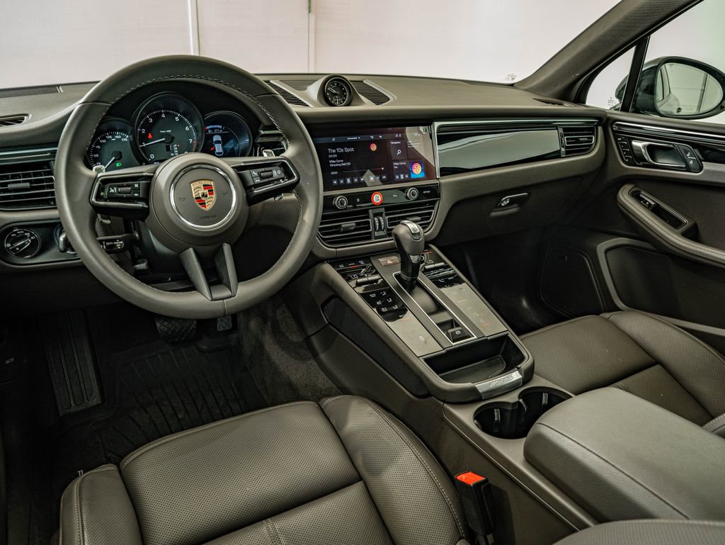 Certified 2025 Porsche Macan AWD/4WD image 4