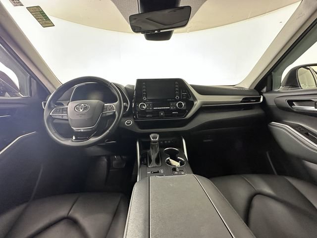 Used 2021 Toyota Highlander XLE AWD/4WD image 19