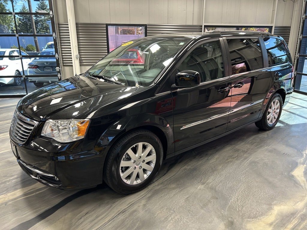 Used 2015 Chrysler Town & Country Touring image 33