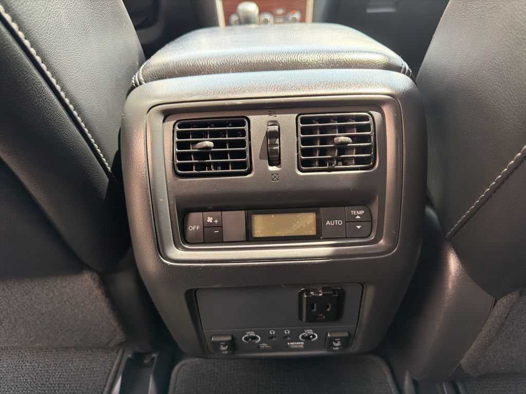 Used 2017 Nissan Pathfinder Platinum w/ Family Entertainment Package AWD/4WD image 37