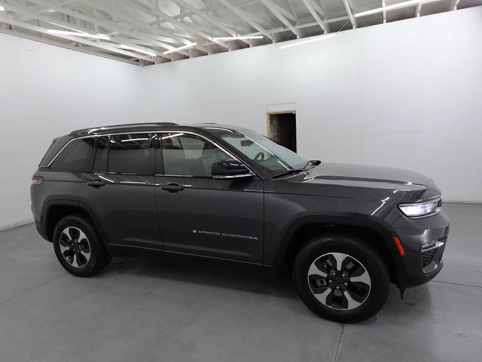 Used 2023 Jeep Grand Cherokee 4WD 4xe w/ Luxury Tech Group II image 4