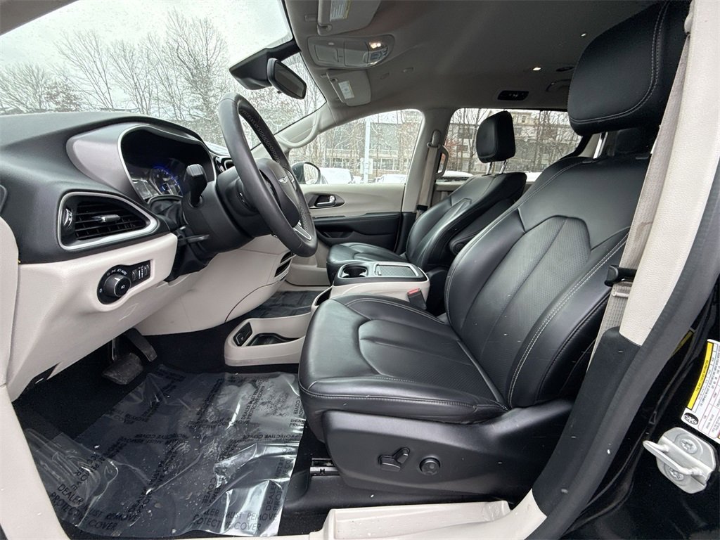 Used 2023 Chrysler Pacifica Touring-L image 13