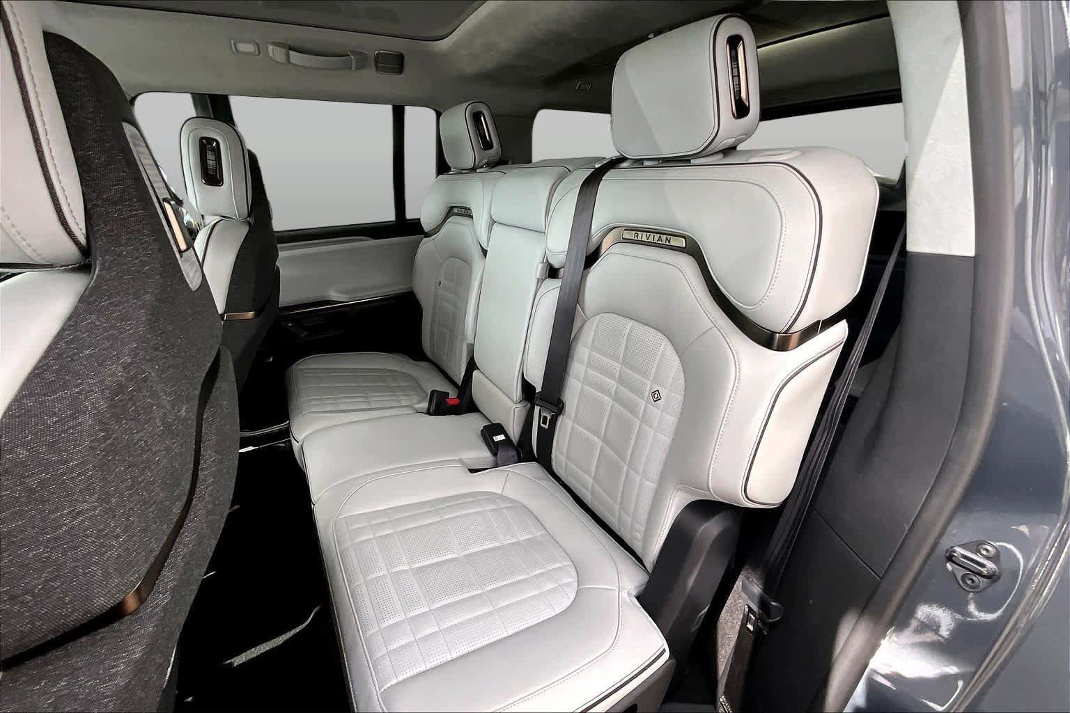 Used 2025 Rivian R1S Premium Dual AWD/4WD image 19