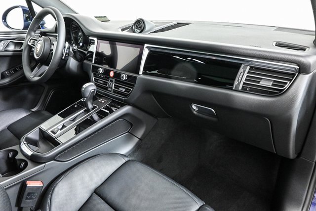 Used 2025 Porsche Macan image 25