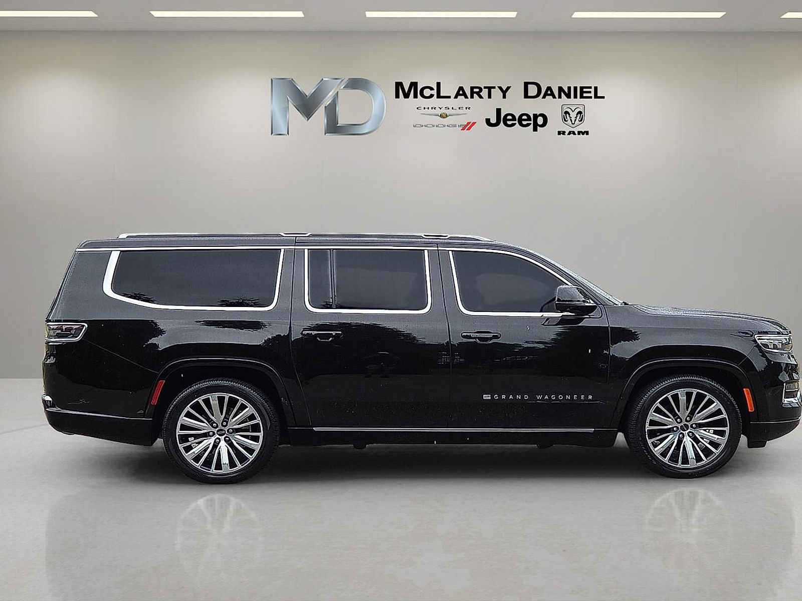 Used 2023 Jeep Grand Wagoneer L Series III AWD/4WD image 6