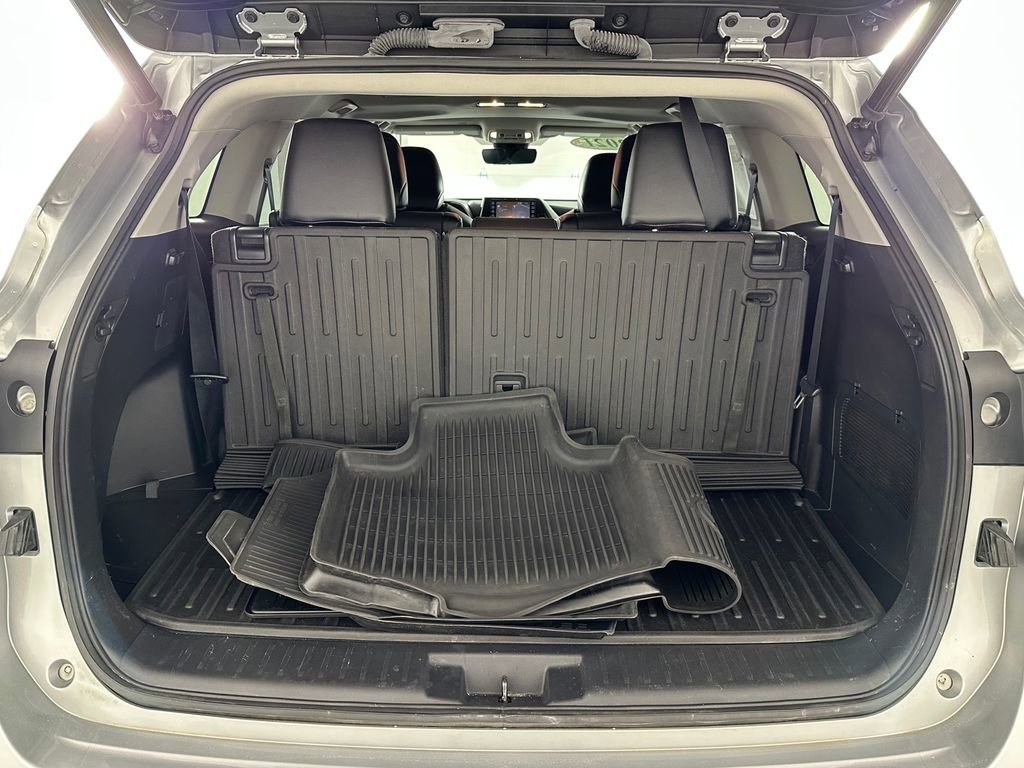 Used 2021 Toyota Highlander XLE AWD/4WD image 43