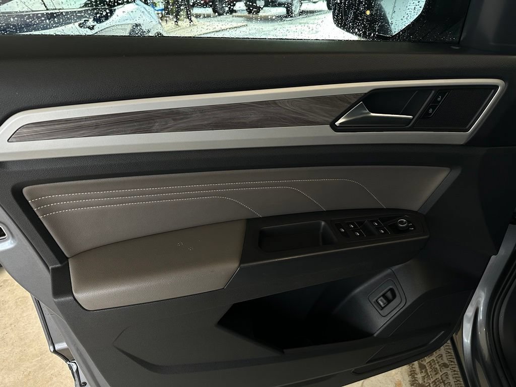 Used 2021 Volkswagen Atlas Cross Sport SE w/ Panoramic Sunroof Package FWD image 12