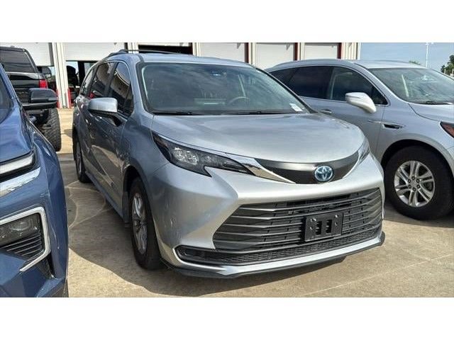 Used 2025 Toyota Sienna LE FWD image 3