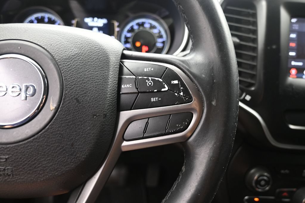 Used 2019 Jeep Cherokee Latitude Plus w/ Comfort/Convenience Group FWD image 13
