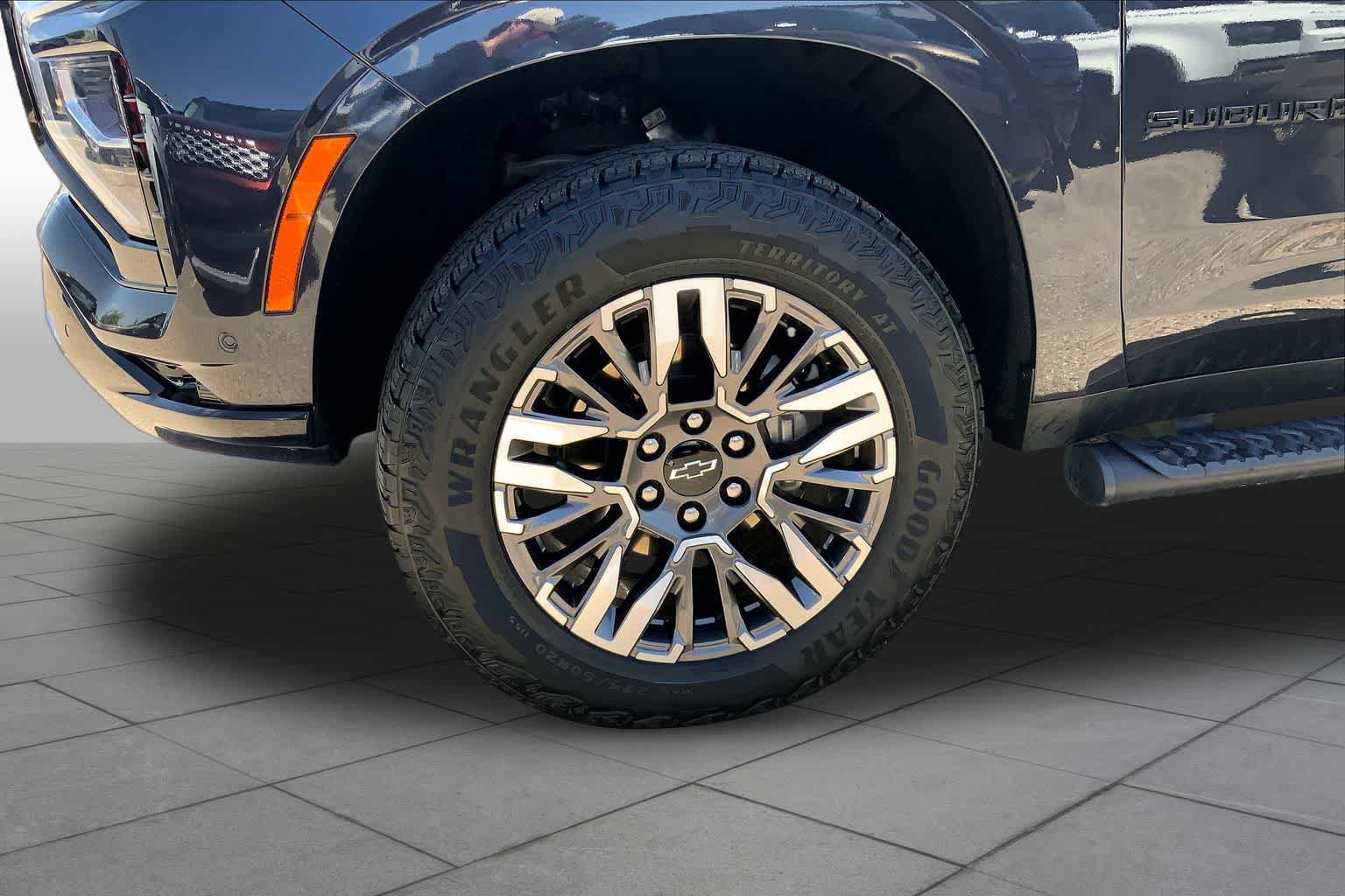 Used 2025 Chevrolet Suburban Z71 AWD/4WD image 10