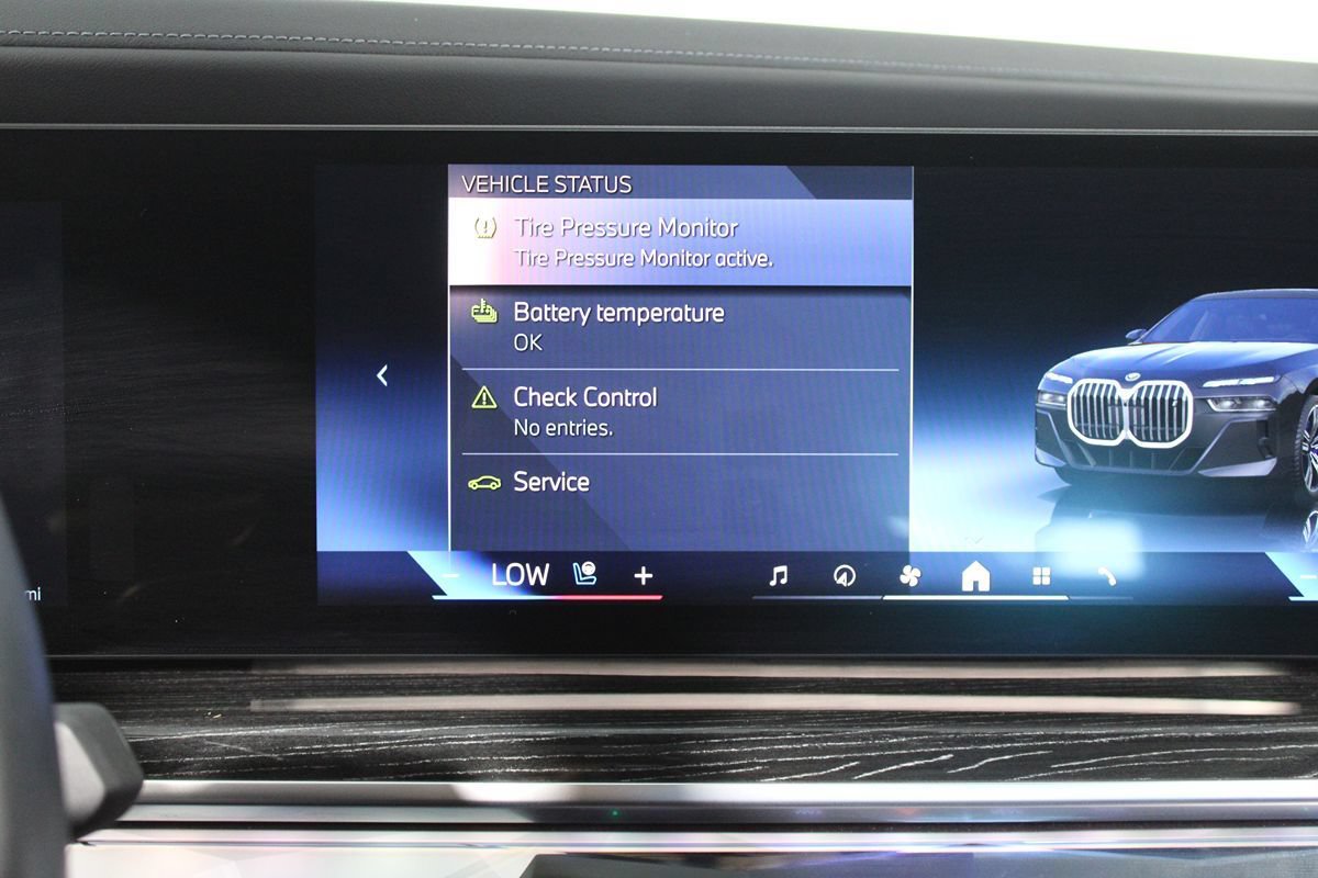 Used 2024 BMW i7 xDrive60 AWD/4WD image 26
